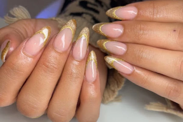 MODA NAILS & THREADING .”El lugar más CHIC para concentirte “